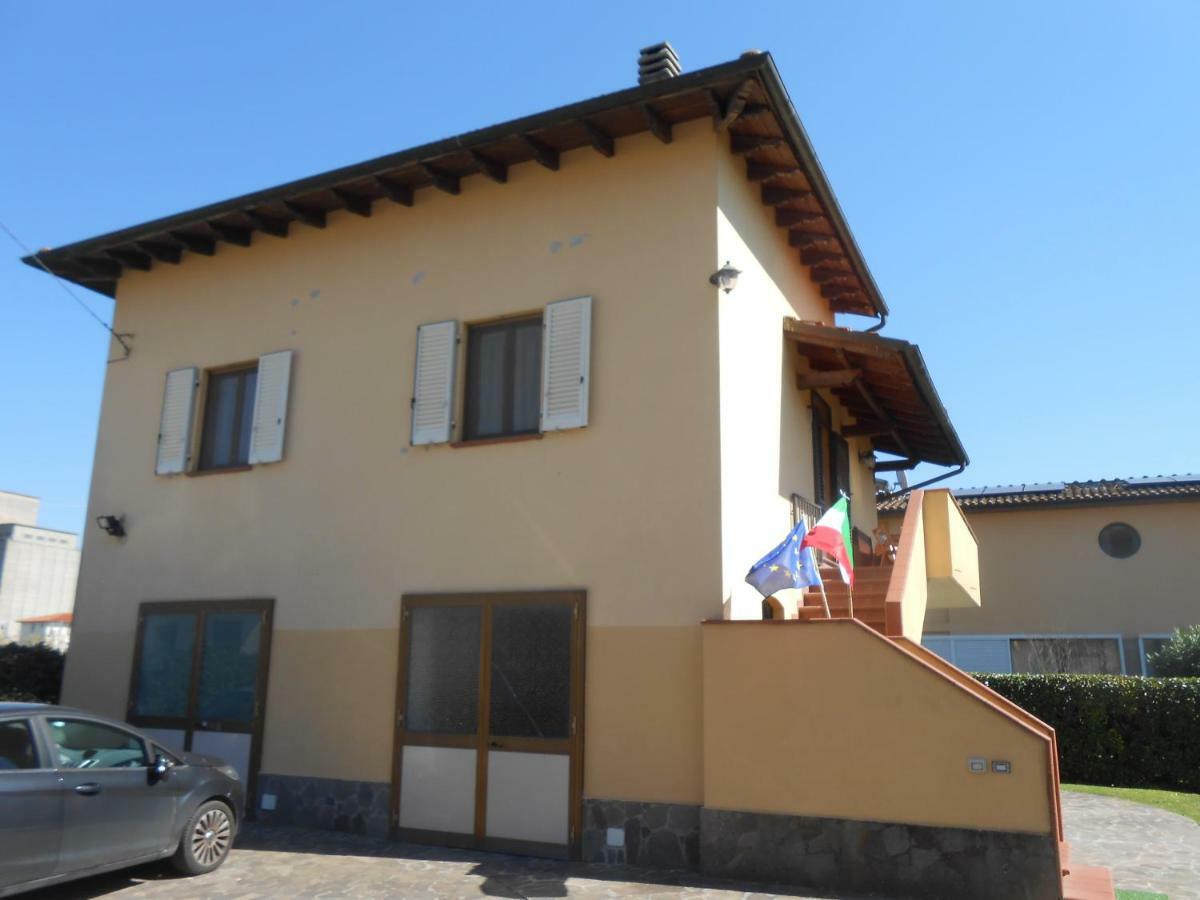 Casa Vacanze Orsi Лука Екстериор снимка