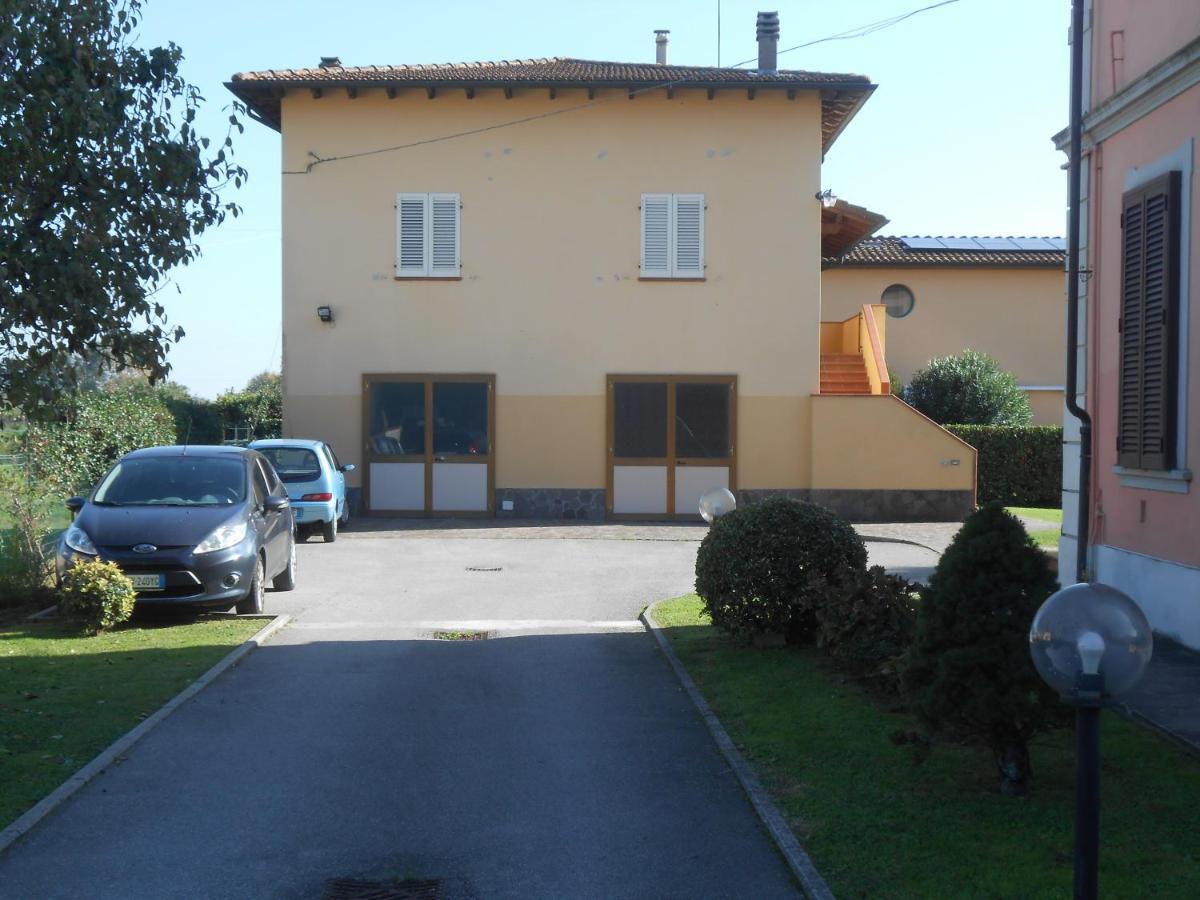 Casa Vacanze Orsi Лука Екстериор снимка